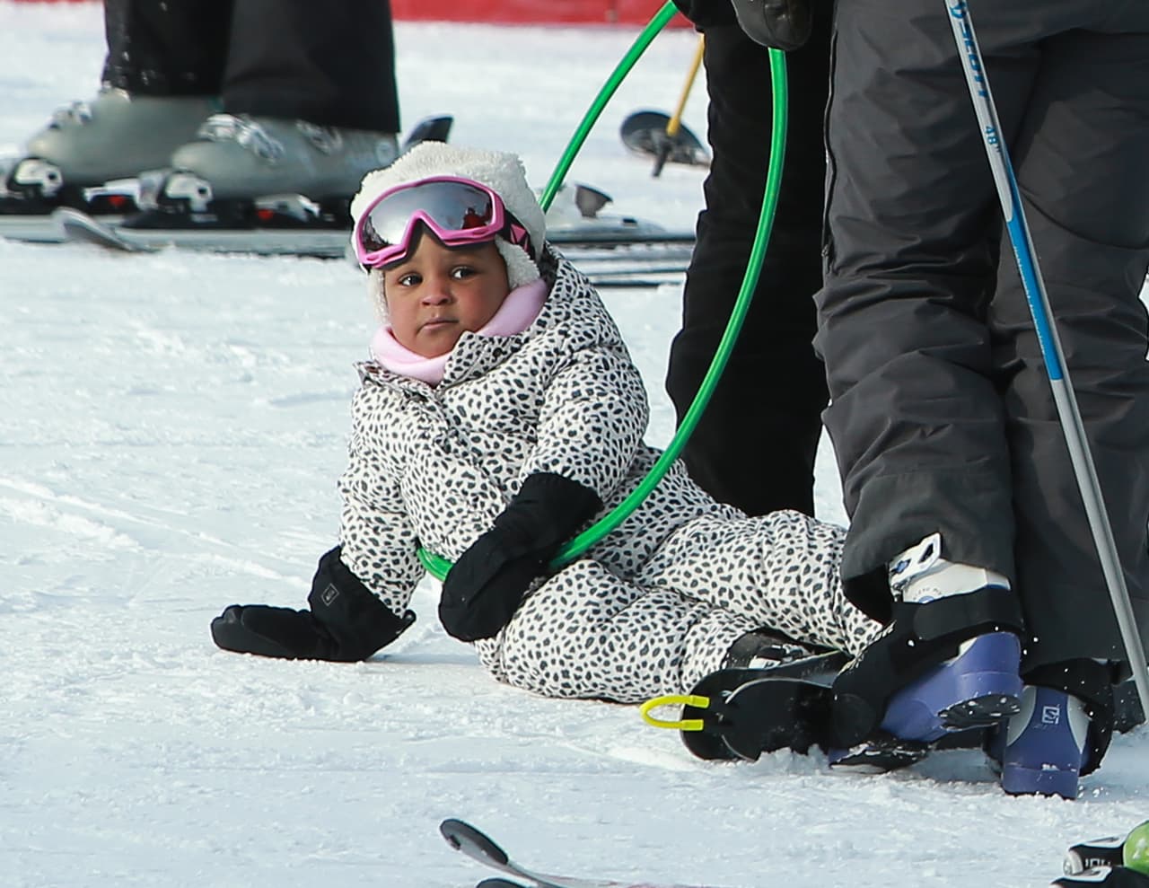 Oops! La nena se cayó, pero no derramó ni una lágrima.