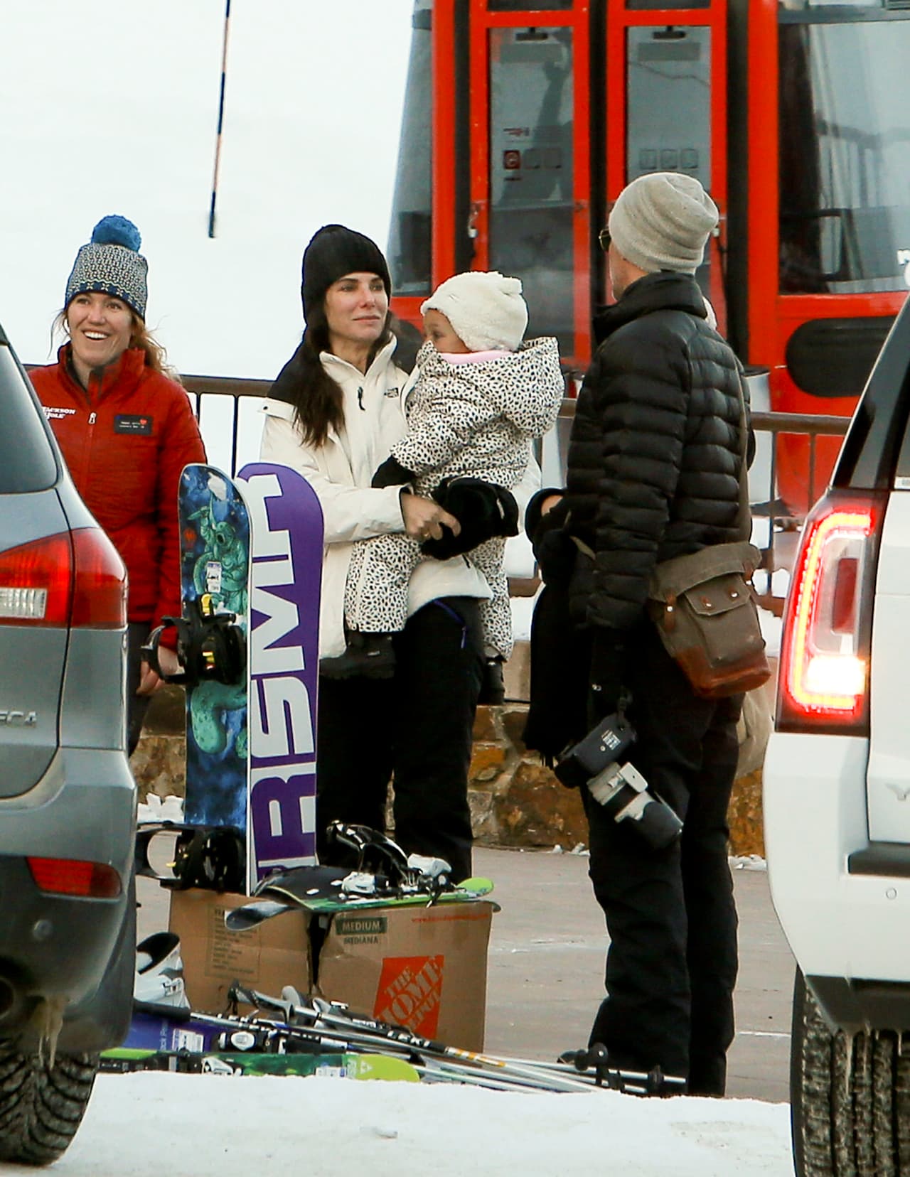 La actriz llevó en brazos a su hija Laila.