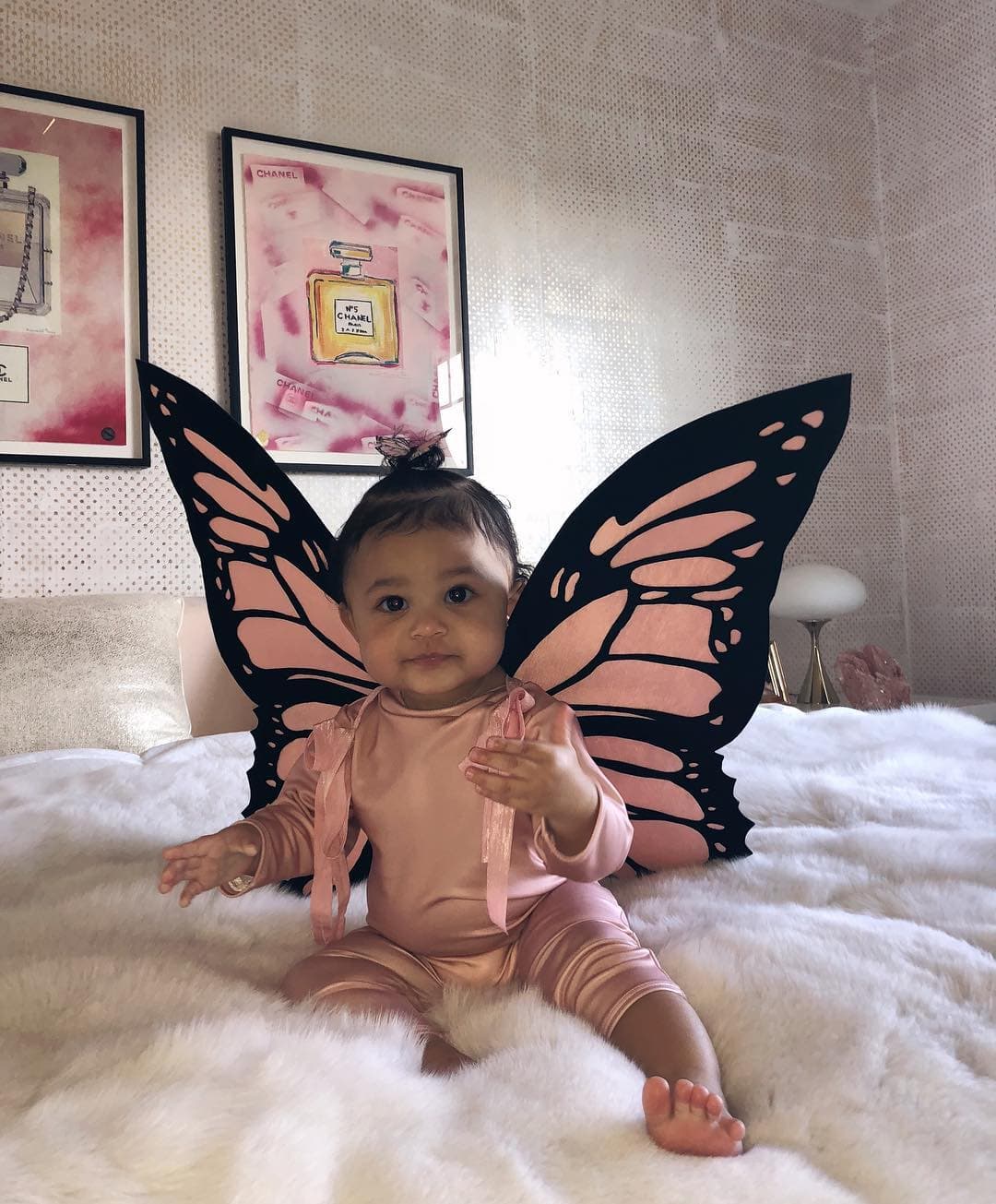 Kylie Jenner disfrazó a su pequeña de mariposa. Very cute.