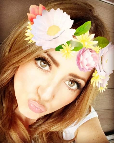 Andrea se ve radiante con la corona de flores.