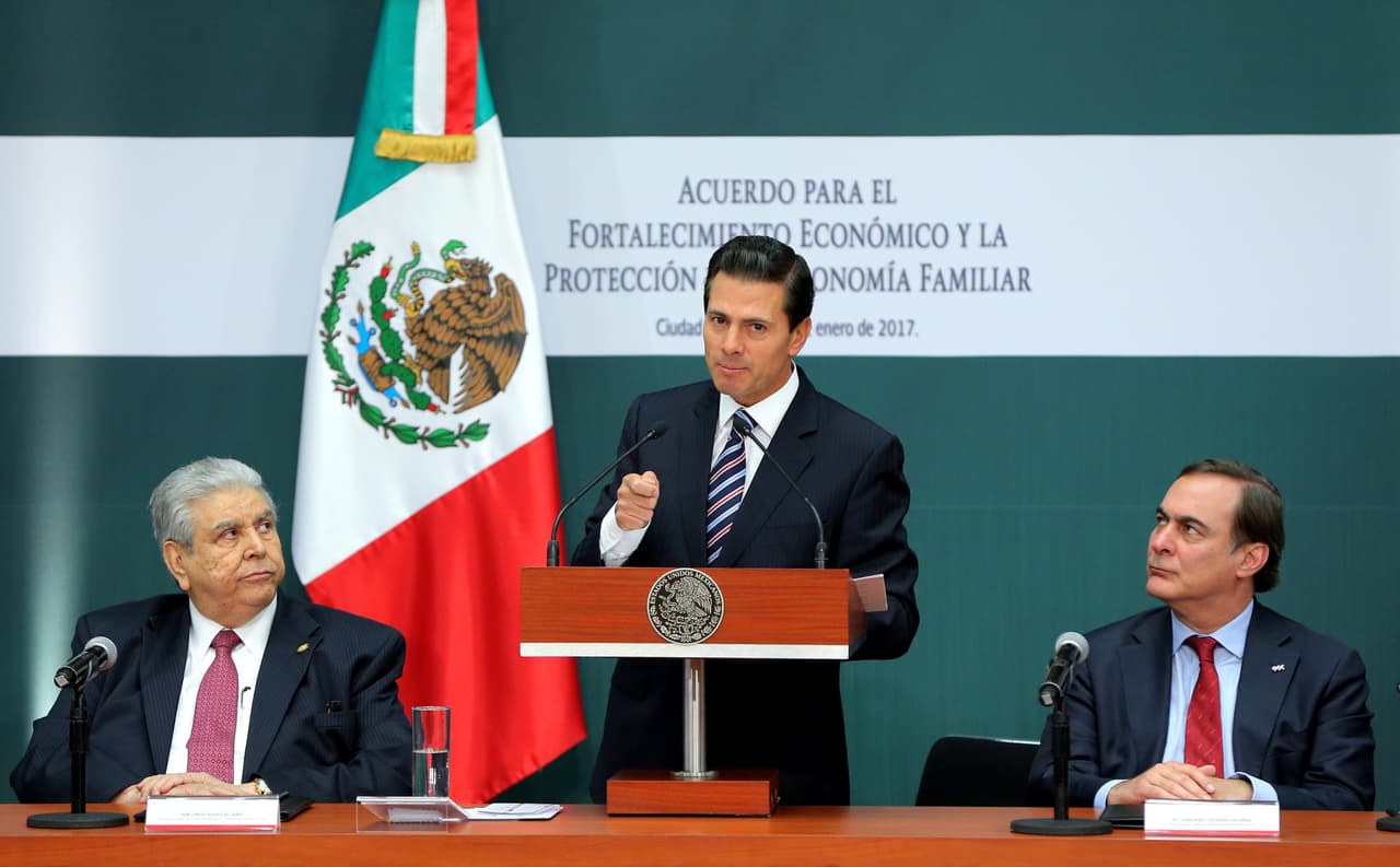Ante empresarios y sindicatos Peña Nieto defiende 'gasolinazo' y lanza un plan para ayudar a la economía de las familias