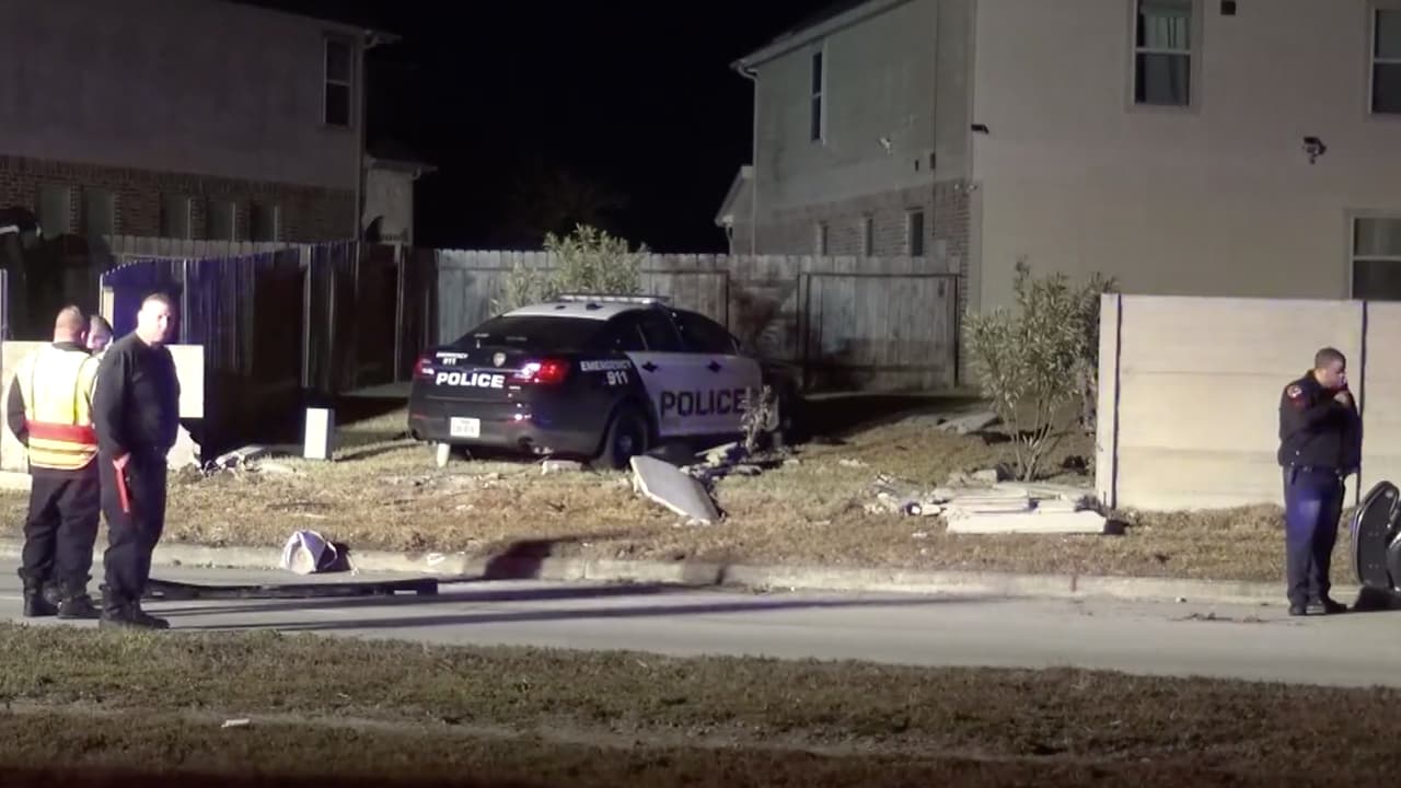 Las autoridades solicitan ayuda de la comunidad con información sobre el Camaro negro que tiene daños significantes en la parte frontal izquierda.