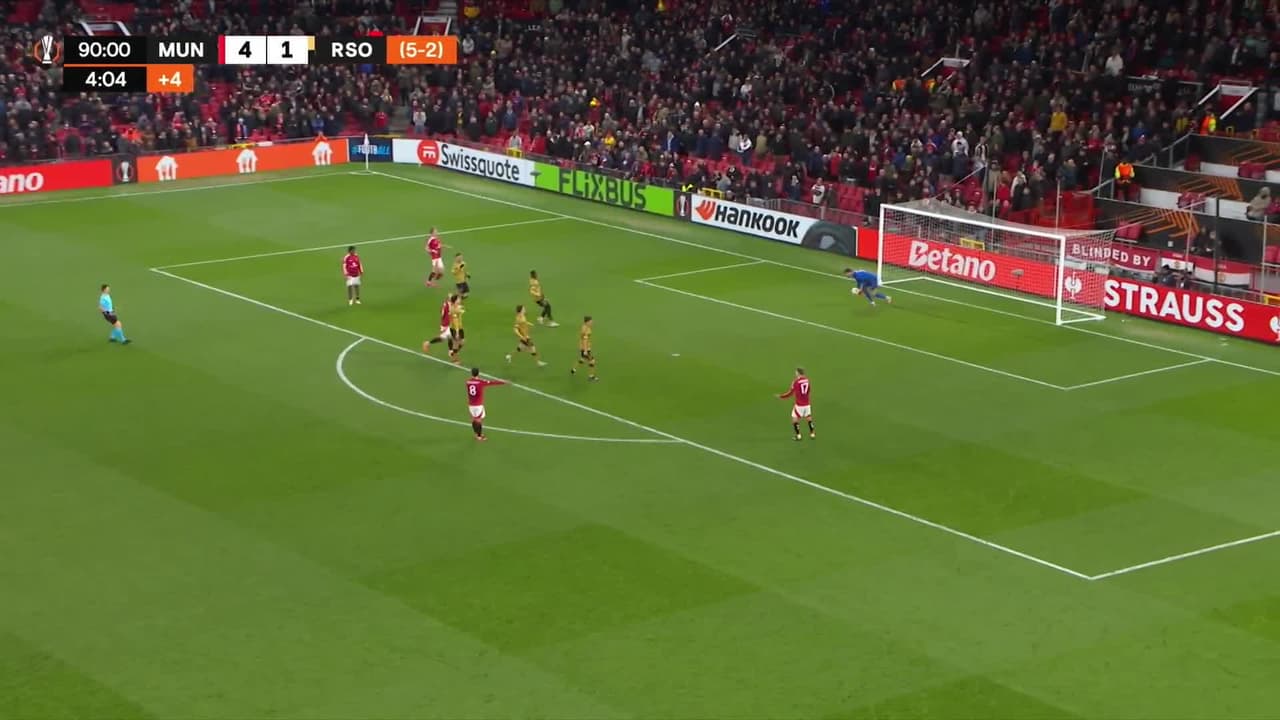 ¡TIRO ATAJADO! disparo por Christian Eriksen.