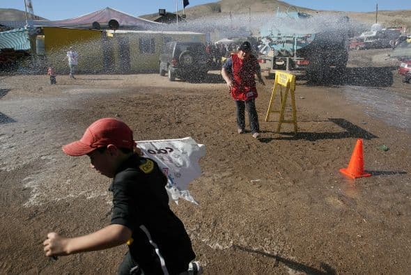 Los familiares de los trabajadores izaron una bandera chilena, por su emoción de que sean rescatados sus parientes, en el marco del Bicentenario de Chile.