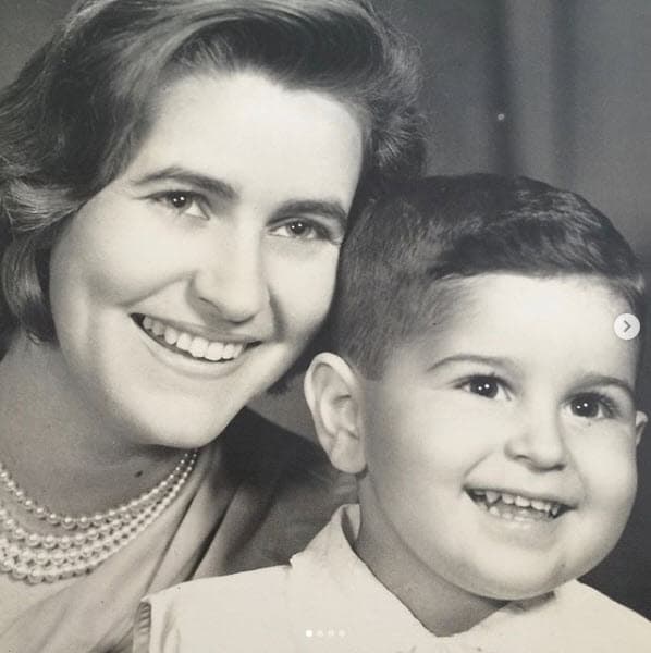 Raúl nació el 29 de marzo de 1959 en Cuba, pero por culpa del gobierno de Fidel Castro creció sin su padre. "Viví con mi mamá y mis abuelos, a mi papá lo habían metido preso en Cuba en el año 1959 cuando llegó Fidel Castro, era Capitán de la Marina de Guerra y después ya no lo pudo ver más hasta que era mayor", le confesó a Alan Tacher en Despierta América.