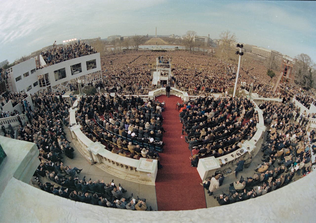 Esta toma panorámica de la inauguración de Reagan el 20 de enero de 1981 muestra la multitud frente al Capitolio y en el National Mall de la capital. Este año para la toma de posesión de Joe Biden ese espacio estará cerrado al público.