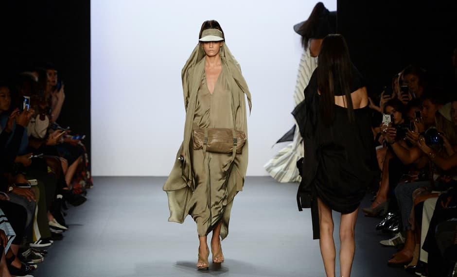 <b>NYFW desde tu casa</b>. Puedes crear tu propia 
<i>front row</i> en la comodidad de tu casa. Desde tu computadora puedes disfrutar de 
<a href="http://nyfw.com/live">NYFW Live</a> con la transmisión en vivo de los desfiles. Solo debes de conectarte a la página y ver los 
<i>streming</i>. Así que tu misma podrás juzgar lo que más te gusta de NYFW.
<br>