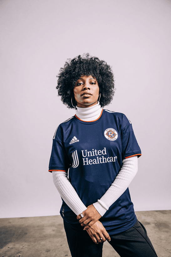 La camiseta mantiene el tono azul oscuro como color principal para 2022.