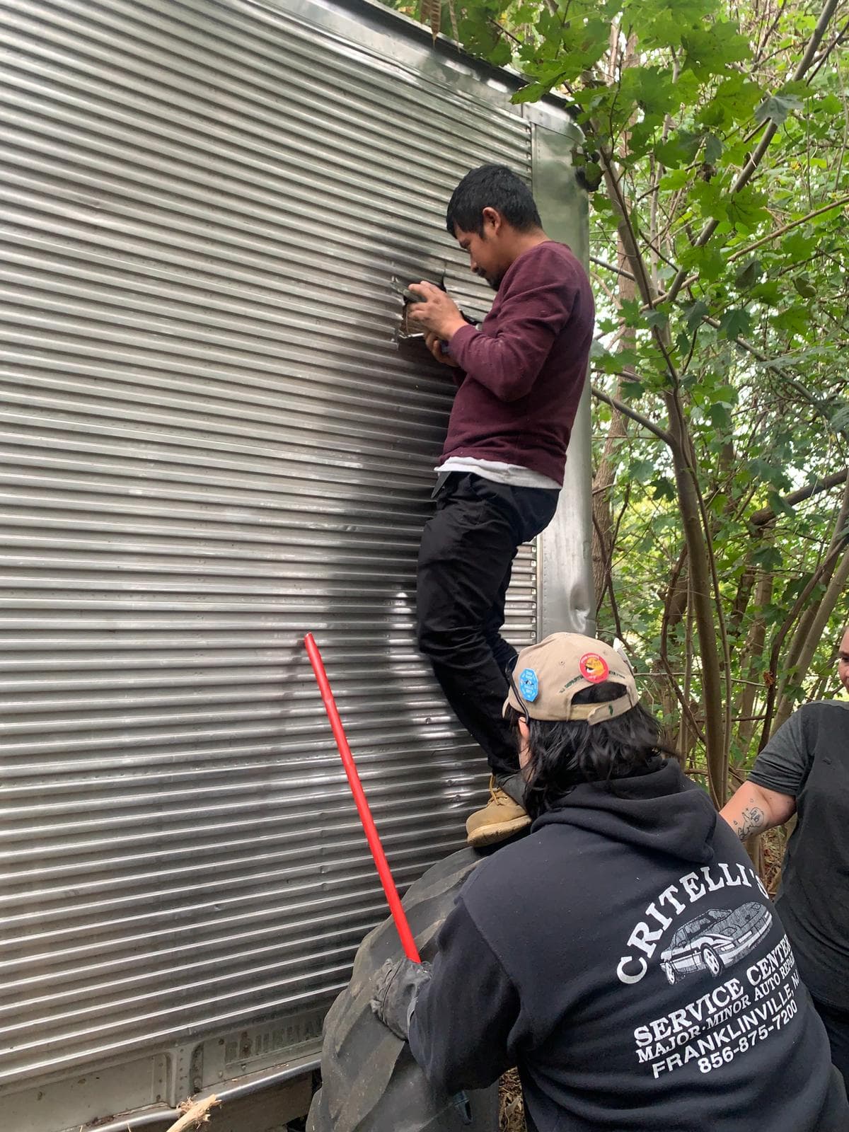 Aunque reconocen que las autoridades han realizado una proceso extenso de búsqueda, no desisten en su participación.