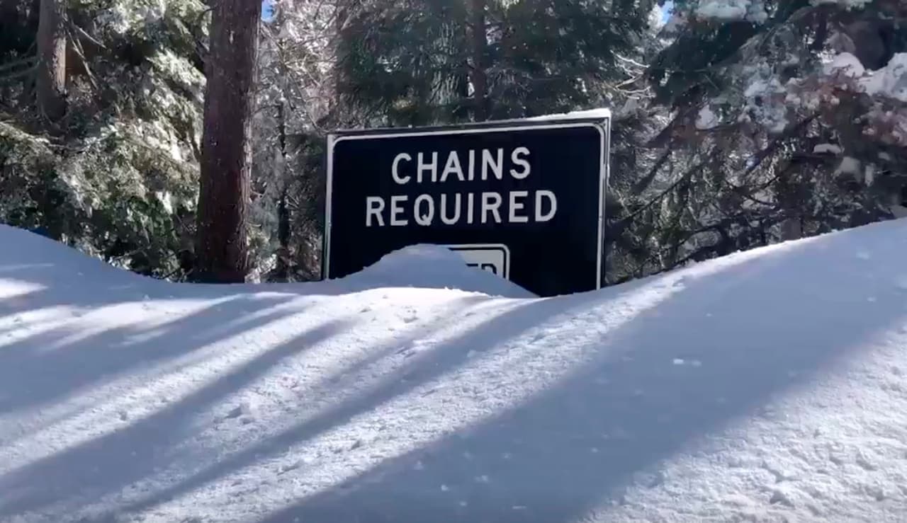 El aviso advierte que "se requieren cadenas" en la carretera que conduce al Montecito Sequoia Lodge en el Parque Nacional Kings Canyon en la Sierra Nevada de California. Sin embargo dudamos que muchos alcancen a leerlo.