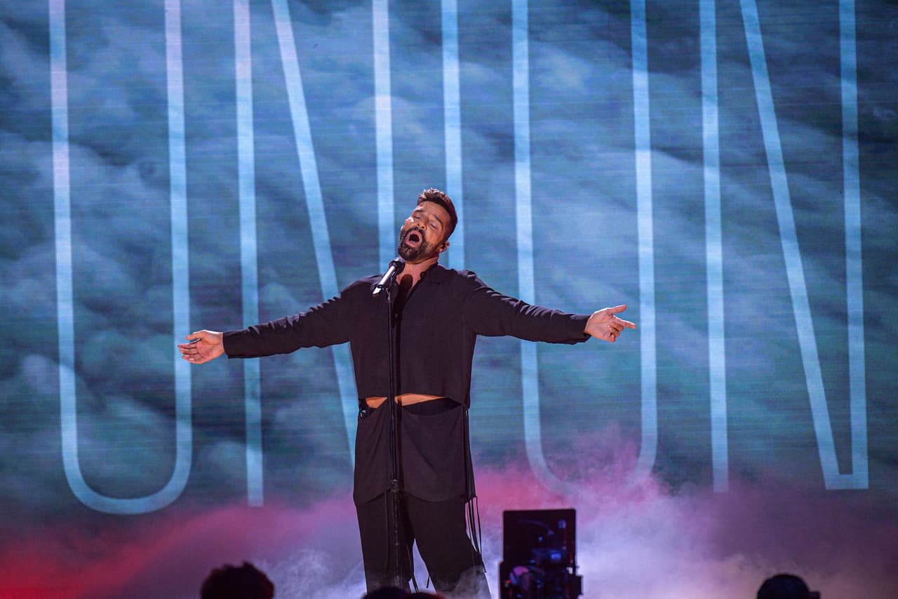 El cantante interpretó su sencillo 'Tiburones', por primera vez en televisión nacional.