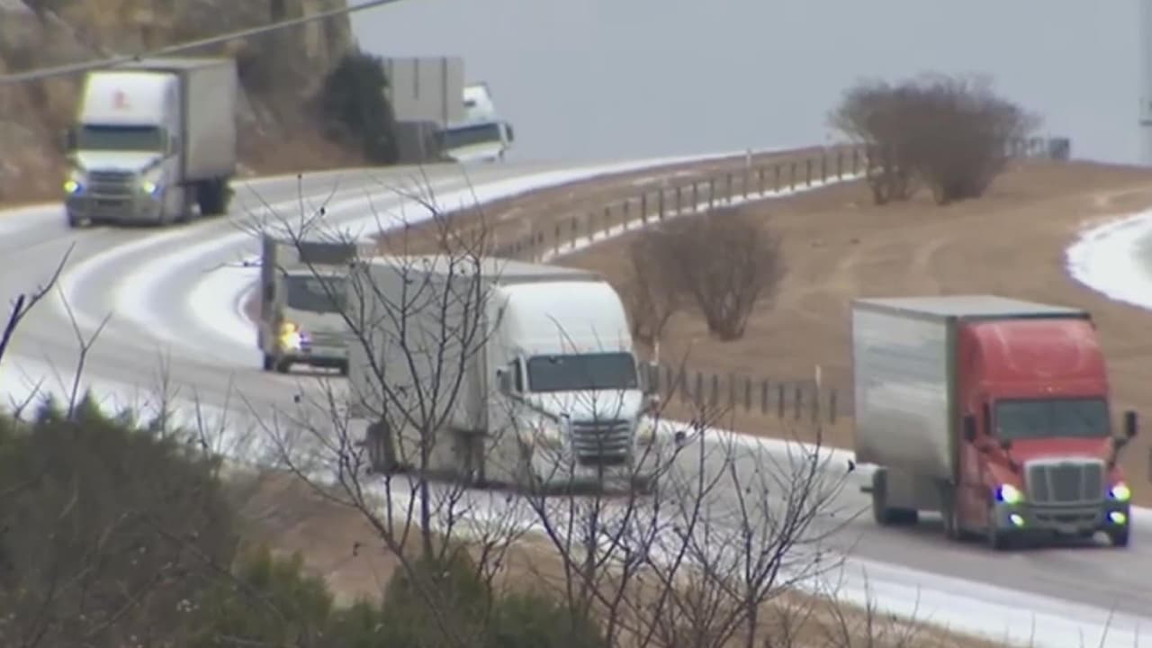 Tormenta invernal provoca condiciones extremas en carreteras de Texas