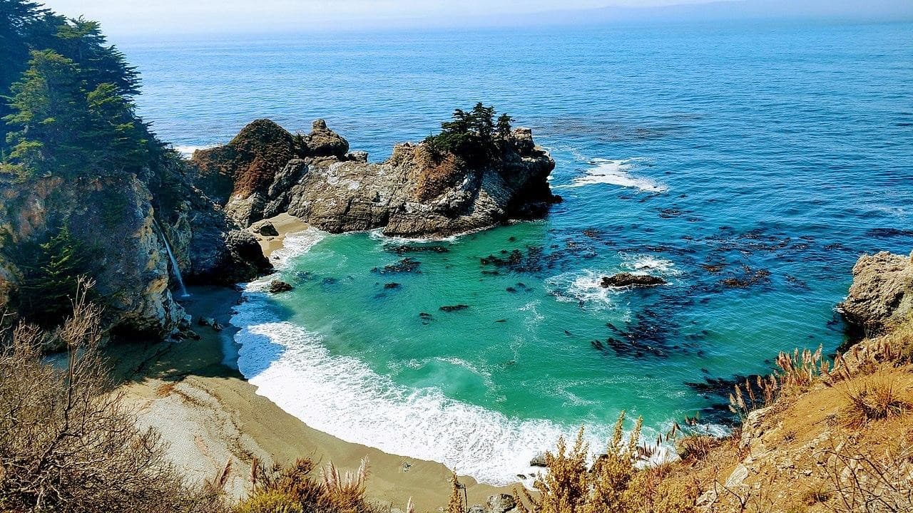 La catarata McWay se forma en un lugar muy icónico a lo largo de la costa Big Sur. Está cascada de 80 pies se encuentra en una bahía muy pintoresca, perfecta para admirar como el océano se junta con el mar. La caminata hacia esta cascada comienza en el Parque Estatal Julia Pfeiffer Burns y pasa por un túnel. A medida que avanza por el acantilado, podrá apreciar una serie de paisajes de la bahía y las cataratas.
<br>