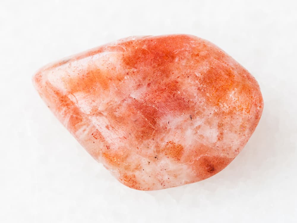<b>- Piedra de sol.</b> De color rosado, este cristal te ayuda a alejar energías negativas y tóxicas y además, a aumentar tus niveles de autoconfianza.
