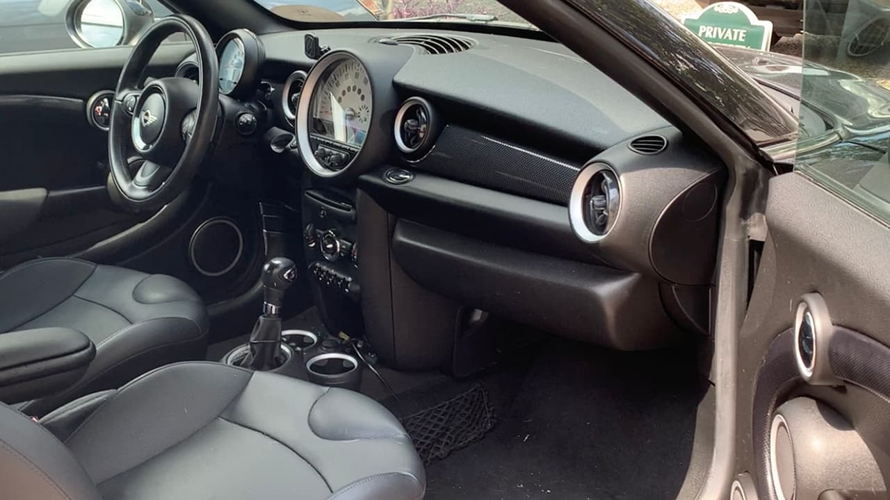 Abre las puertas de tu vehículo para que salga todo el aire caliente y puedas entrar.