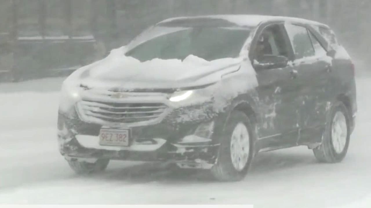 Guía de supervivencia al volante: Cómo conducir sobre hielo y qué llevar en tu kit de emergencia