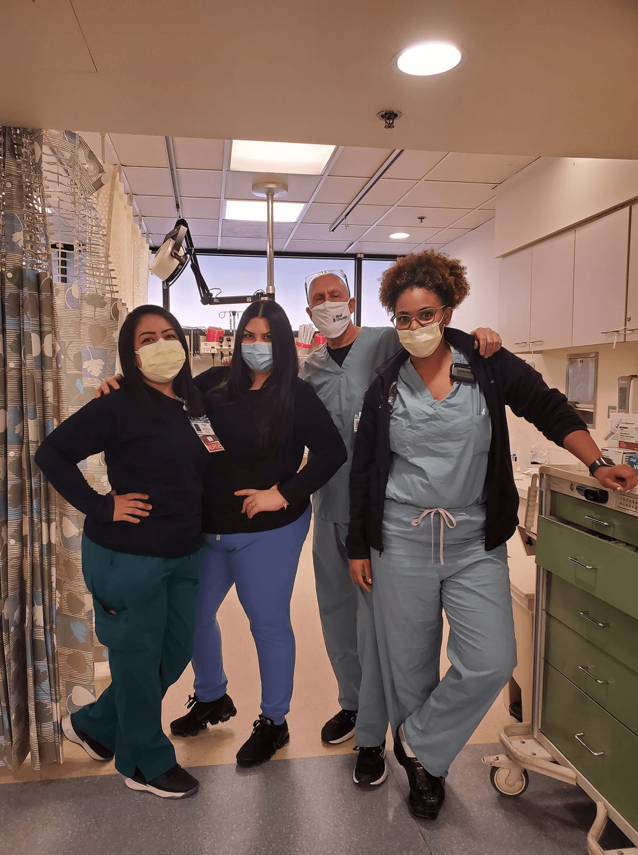 “Tenía un paciente muy joven, de La Villita, que llegó con más de 10 balazos en el cuerpo. No había muerto pero estaba en una condición demasiada crítica. Ya sabíamos que iba a sufrir muerte cerebral. Después falleció. Yo hablé con la familia y tuve una conexión muy fuerte con ellos. Pude apoyarlos para decidir en donar los órganos y hacerles entender que con la muerte de ese muchacho se pudo salvar otras vida”, cuenta la trabajadora social que asegura que entender la cultura y hablar el mismo idioma es clave para esa conexión que establece con sus pacientes.
<br>