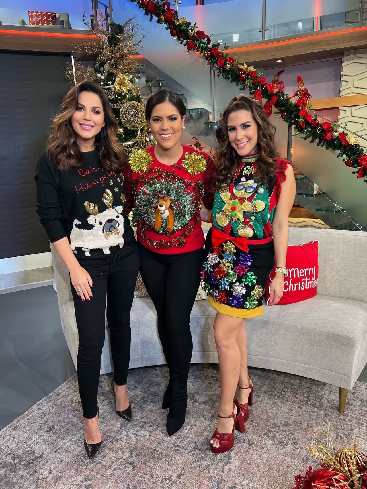 Francisca y Jessi lucieron sus mejores prendas navideñas durante todo el programa. Con un reno y cascabeles, la mami de Gennaro deslumbró, mientras que la presentadora de El Revoltillo Digital sorprendió con este vestido.