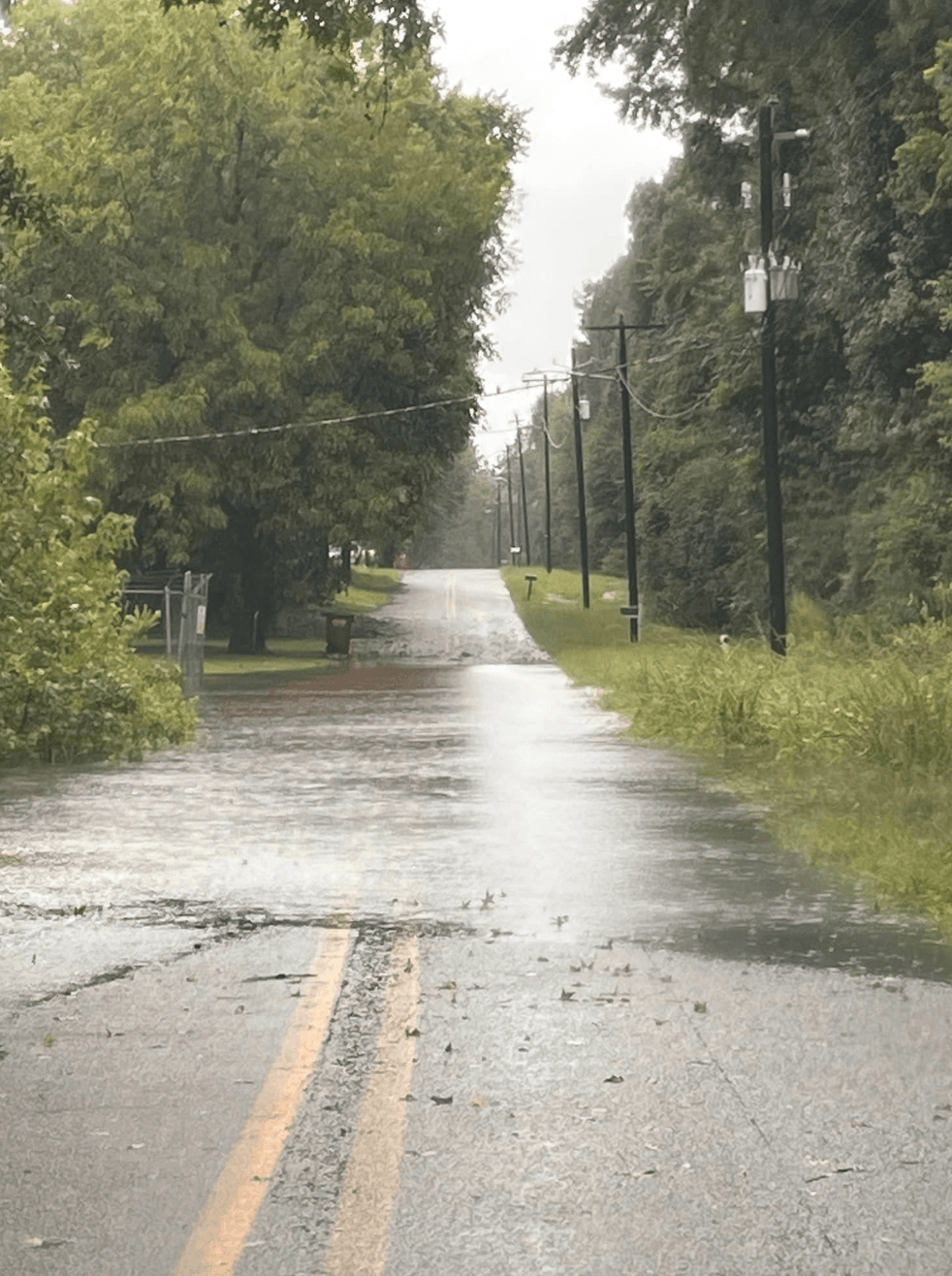 Los conductores desconcen cuán profundos son los caminos inundados o si hay algún material que pueda romper las llantas.
