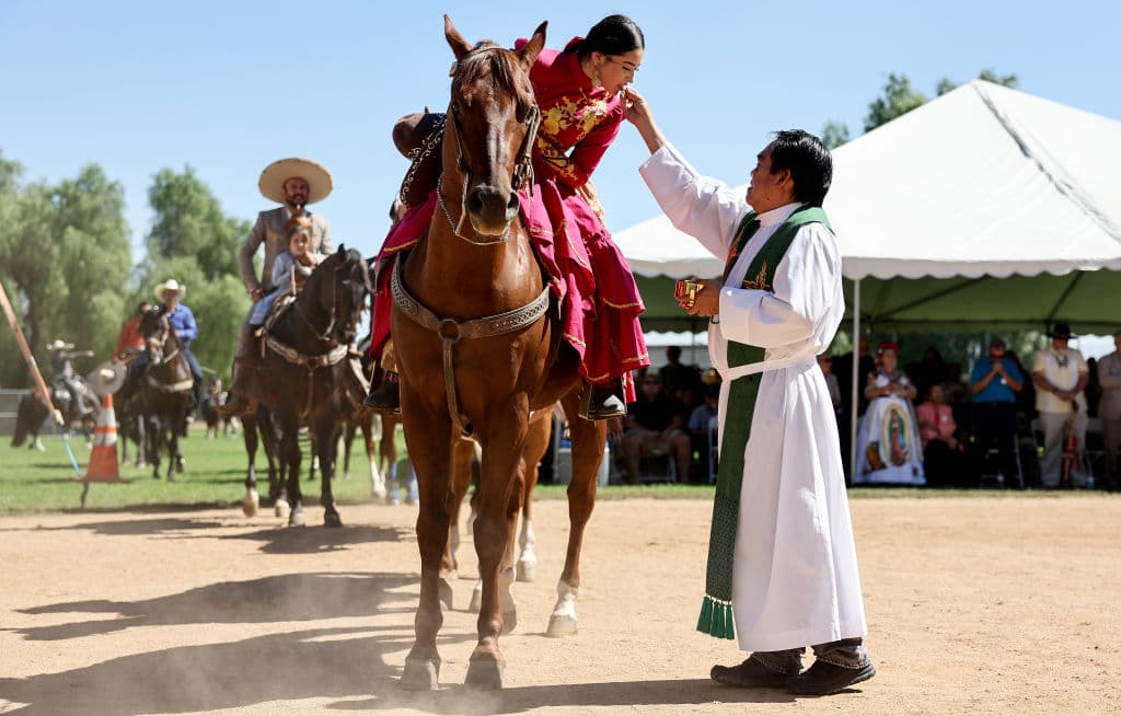La organización pro inmigrante Centro Legal TODEC está a cargo de esta actividad, que contó con un impresionante
<b>desfile de charros</b>. Estos participaron de la misa al aire libre, a la que todos los asistentes estaban invitados.