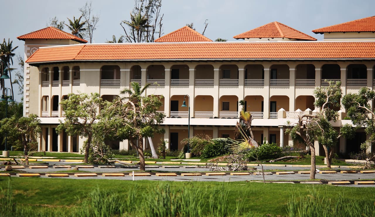 Los fuertes vientos del huracán derribaron muchos árboles alrededor de la isla, pero también la infraestructura de varios hoteles y restaurantes se vio afectada. En la fotografía del 21 de octubre de 2017, la fachada de un hotel de Fajardo.