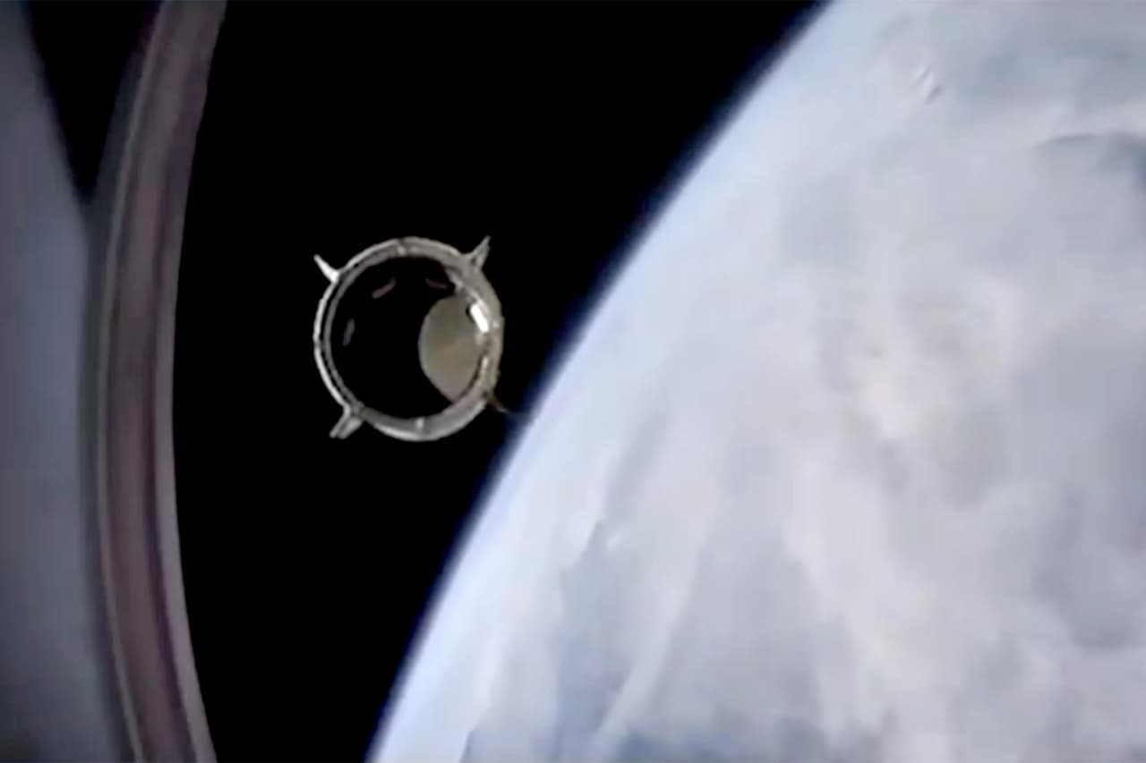 El momento en que se separa otra de las partes del cohete de la cápsula, a unos 200 kilómetros de la superficie de La Tierra.