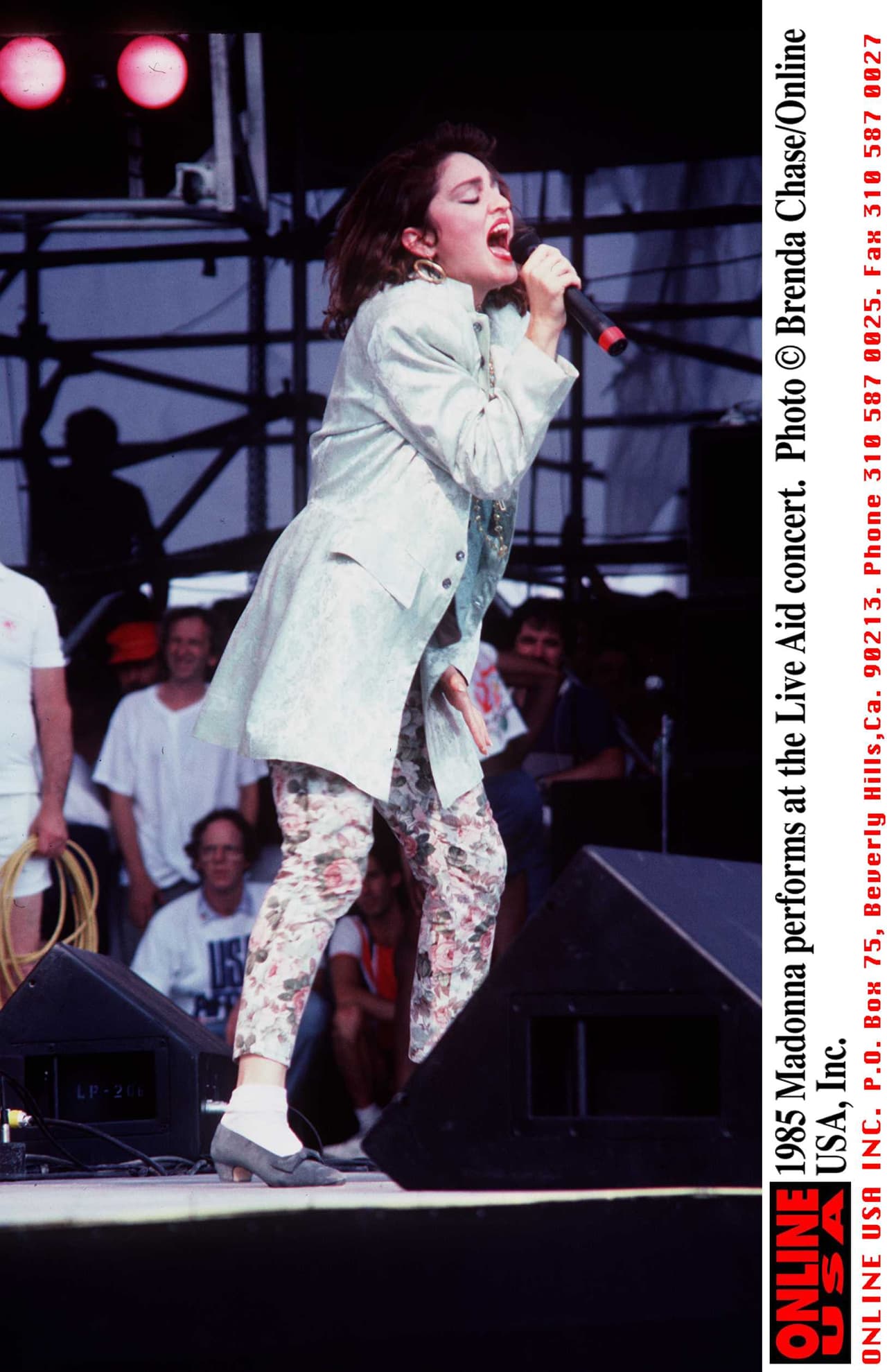 En 1989 Madonna lanzó el videoclip de su éxito 'Like a prayer' y fue como haber lanzado una bomba para la iglesia católica: se podía ver cómo un grupo de hombres blancos violaban a una mujer y la acuchillaban por el costado (igual que al mismo Jesucristo), Madonna se realizaba cortes en las manos en forma de estigmas, había cruces en llamas y, para rematar, terminaba besando a un santo afroamericano.