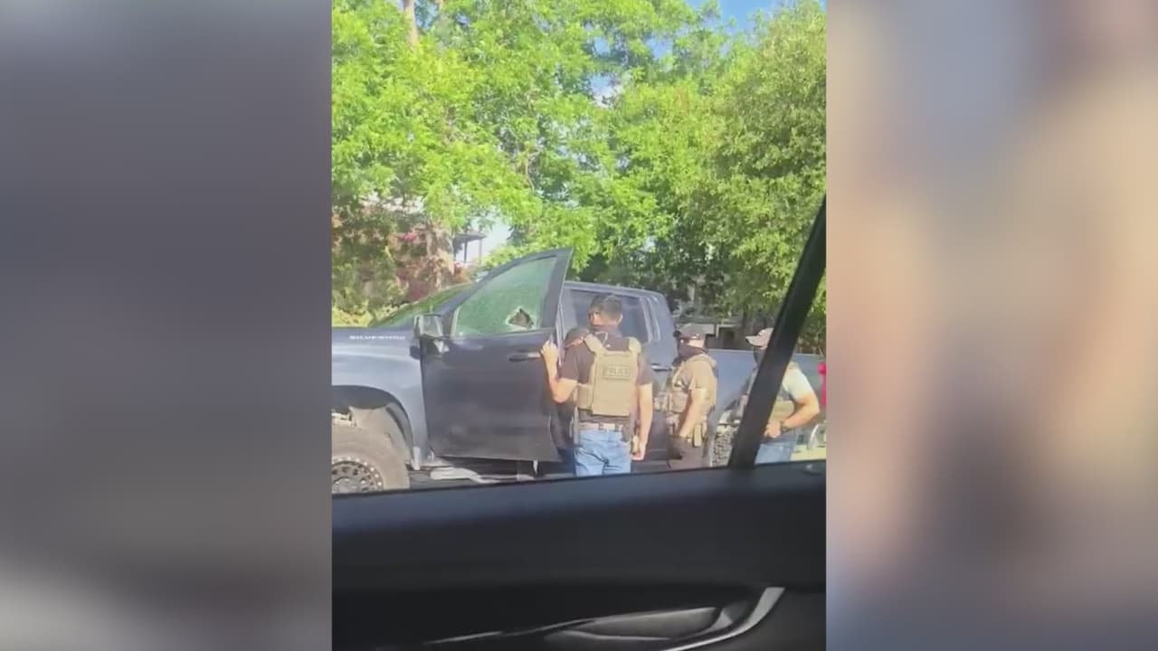 Video capta a agentes de ICE rompiendo la ventana de un automóvil para detener a un conductor