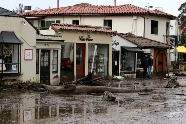 Residentes observan los estragos que dejó la primera tormenta invernal en el sur de California.