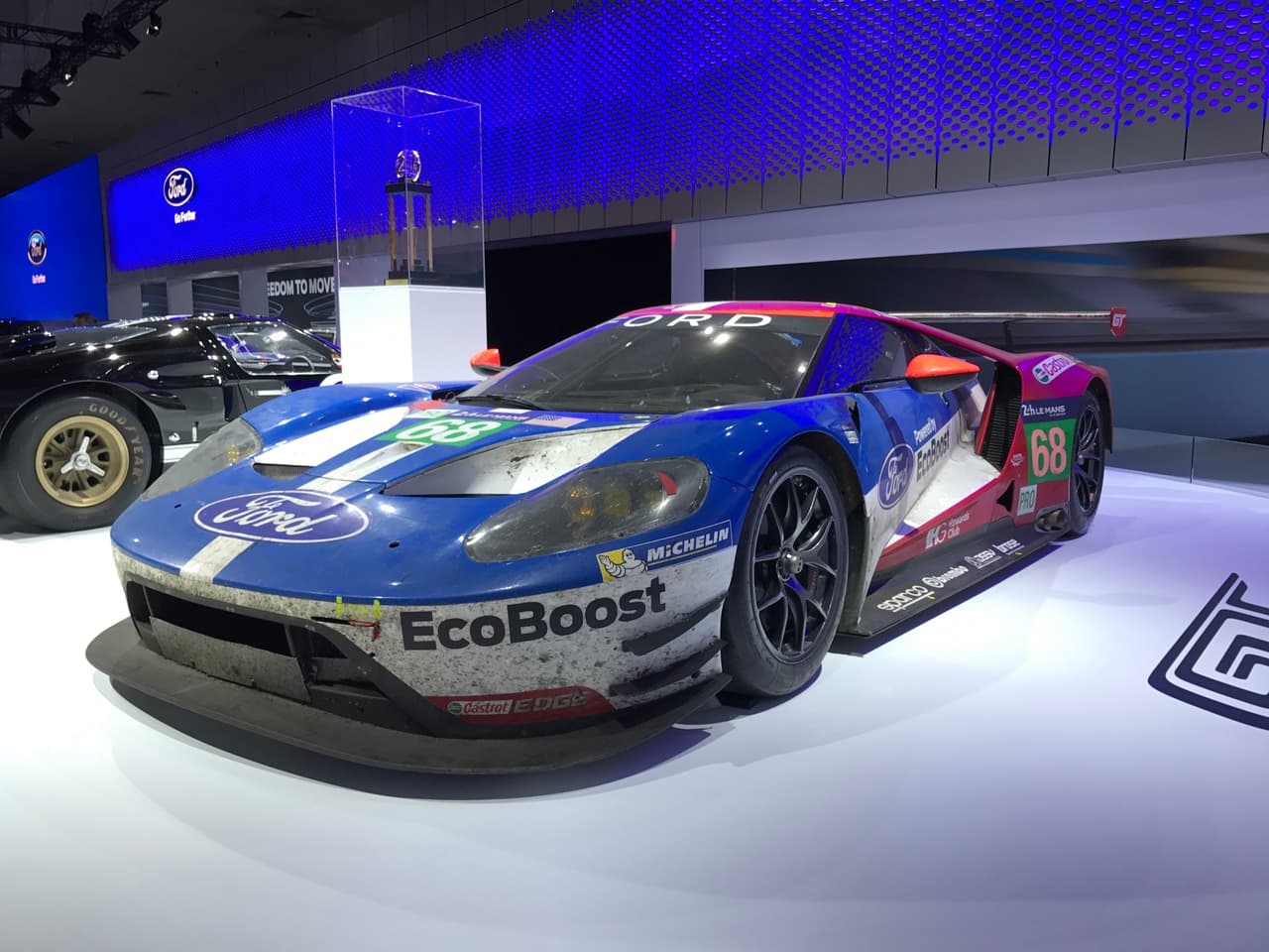 El publico asistente al
<a href="http://www.univision.com/noticias/auto-shows/los-angeles-auto-show"><b>Auto Show de Los Angeles</b></a> también tuvo el privilegio de ver de cerca al
<b>Ford GT número 68</b> con el que Sebastién Bourdais, Joey Hand y Dirk Müller conquistaron la categoría LM GTE Pro en las
<b>24 horas de Le Mans 2016</b>, 50 años después de la histórica victoria de McLaren y Amon en un Ford GT40. El auto, aún sin restaurar y ni siquiera ser lavado, muestra lo duras que son estas carreras con los vehículos que participan en ellas.
<br>