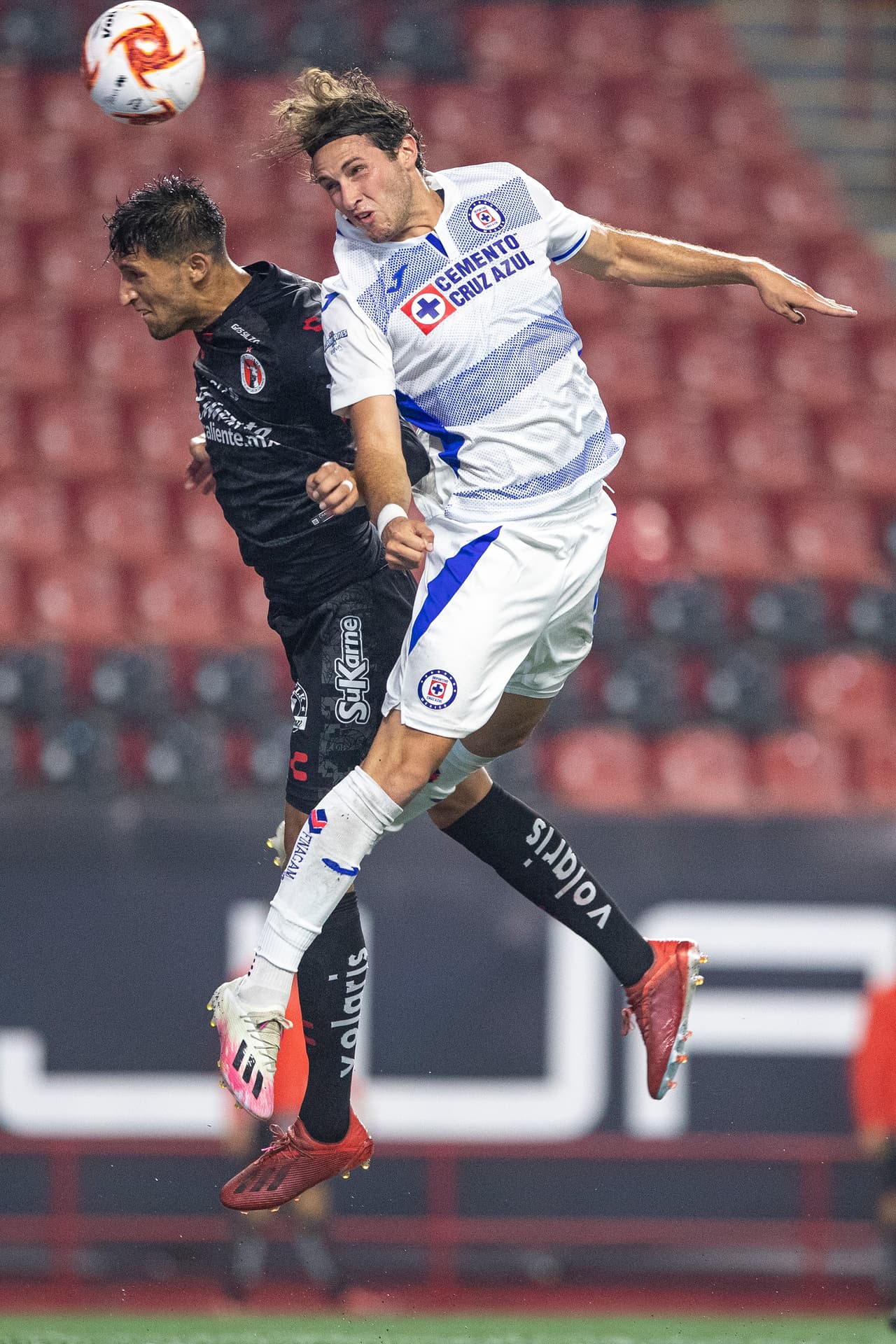 Con goles de Santi Giménez y Jonathan Rodríguez, la Máquina del Cruz Azul vence a los Xolos de Tijuana y regresan a casa con los tres punto y el liderato del torneo.