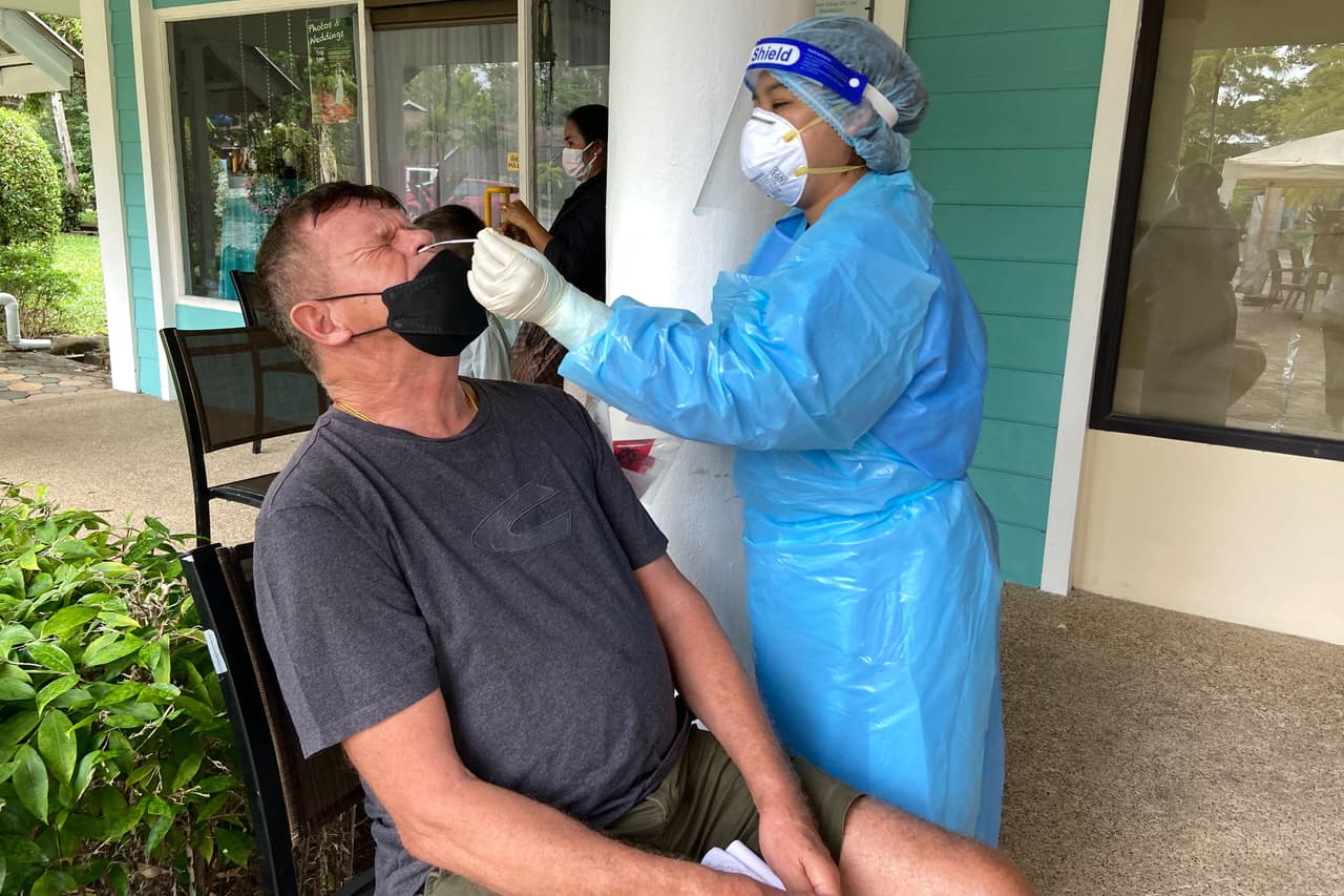 El doctor Anthony Fauci, director del Instituto de Alergias y Enfermedades Infecciosas, dijo que 
<a href="http://uni.vi/qH3V103aOqk" target="_blank">"no le sorprendería" que haya llegado a territorio estadounidense</a>. El principal epidemiólogo del país informó al presidente Joe Biden que los datos más certeros sobre la nueva variante tardarán unas dos semanas e indicó que, en su opinión, las 
<a href="https://www.univision.com/temas/vacunas">vacunas</a> existentes proporcionan "cierto grado de protección" contra casos más severos.