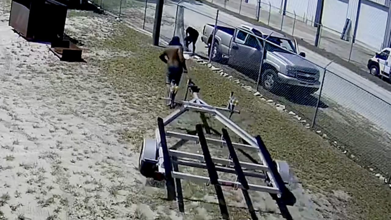 Buscan a dos sospechosos por robar un remolque de moto de agua en el condado de Hillsborough