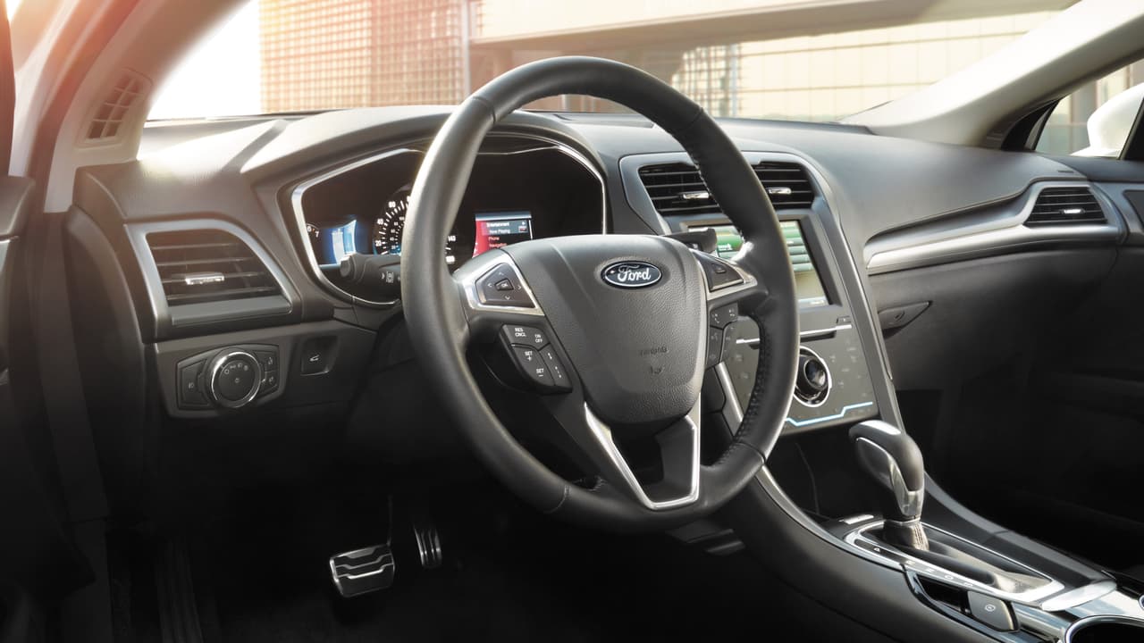 Autoridades investigan al Ford Fusion por riesgo de que su volante se suelte y separe