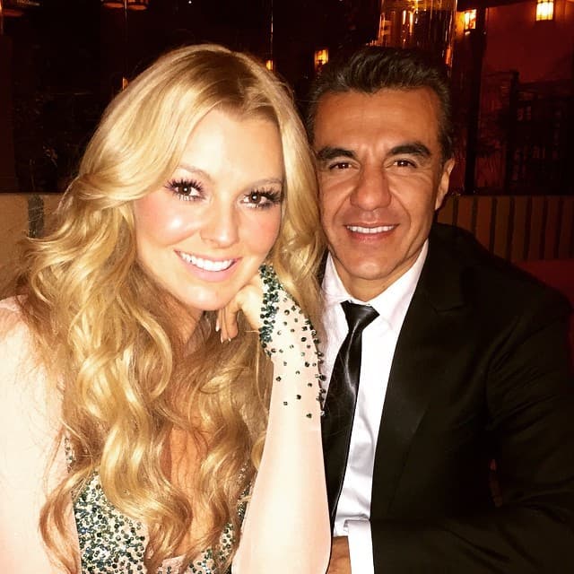 Mantuvo una relación de varios meses con el actor y comediante Adrián Uribe.