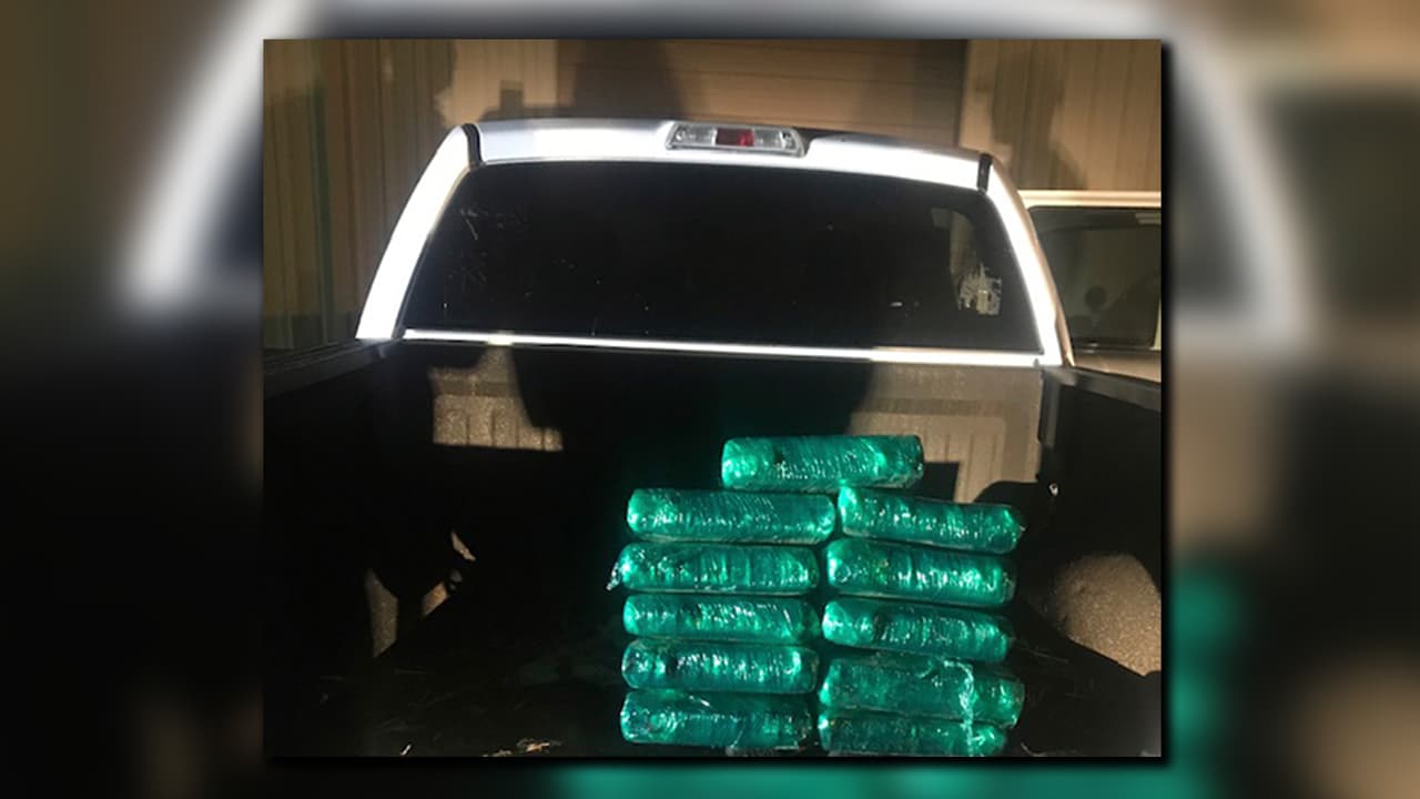 Incautan más de 13 kilos de presunta cocaína en el compartimiento de un camión F-150.