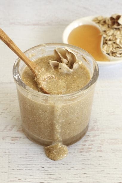 Los ingredientes son una cucharadita de avena, una cucharadita de té de almendras molidas, 3 cucharadas de agua de flores de naranjo.