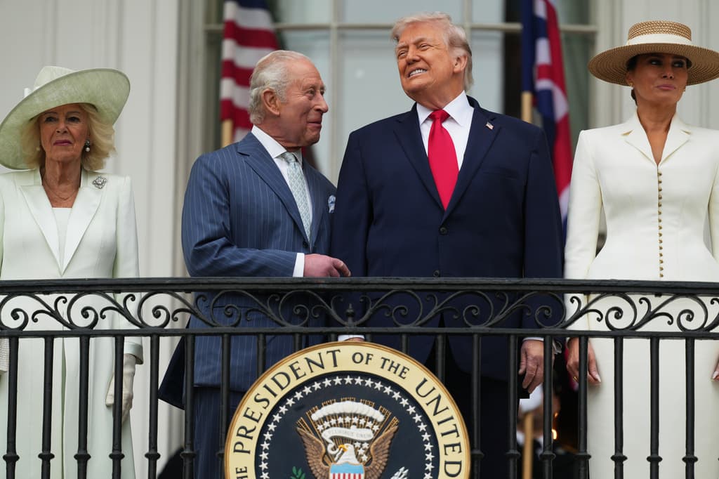 Para la foto de los buenos días, ambos líderes lucieron relajados, mientras que sus esposas esperaban.