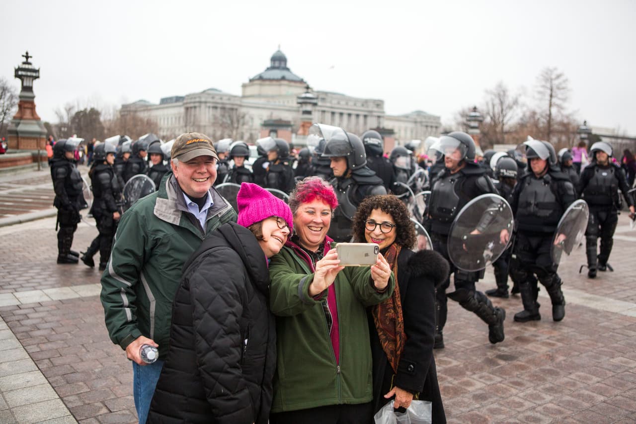 Los manifestantes toman un selfie, con la policía como telón de fondo, en la Marcha de Mujeres en Washington
<br>
<br>Foto: GettyImages