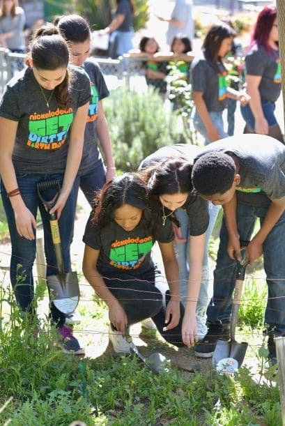 Famosos, voluntarios y hasta las Tortugas Ninja se divirtieron a lo máximo durante la fiesta rural "Get Dirty" en el Zoológico de Los Ángeles. El evento les permitió a los participantes un día repleto de actividades junto a los animalitos. Asimismo, la diversión tuvo un enfoque en la conservación del medio ambiente.