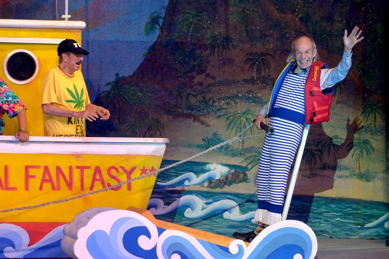 Se trata de una novia: "Él también nos ha pedido de regalo el podernos dar 
<b><a href="https://www.univision.com/shows/despierta-america/una-inyeccion-de-energia-el-loco-valdes-se-emociona-en-su-homenaje-sin-sus-hijos-marcos-y-cristian-video" target="_blank">una nueva mamá</a></b>, lo cual nos agradaría mucho", comentó el hijo de 'El Loco' a la agencia Notimex.
<br>