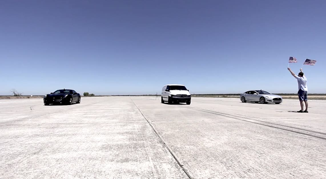 Una van eléctrica humilla a un Tesla y un Ferrari en una pista de carreras