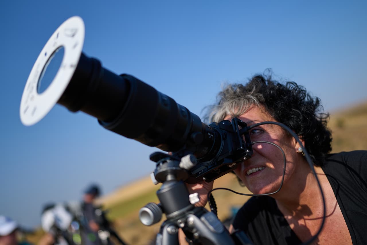 Mara Estepa, miembro del grupo de astrofotografía amateur "Los Taraos", prepara su cámara para fotografiar un eclipse solar total en Berlanga de Duero, en el centro de España, el miércoles 12 de agosto de 2026.