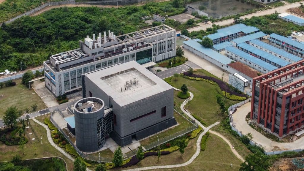 Esta vista aérea muestra el laboratorio P4 (L) en el campus del Instituto de Virología de Wuhan en Wuhan en la provincia central de Hubei en China el 27 de mayo de 2020.