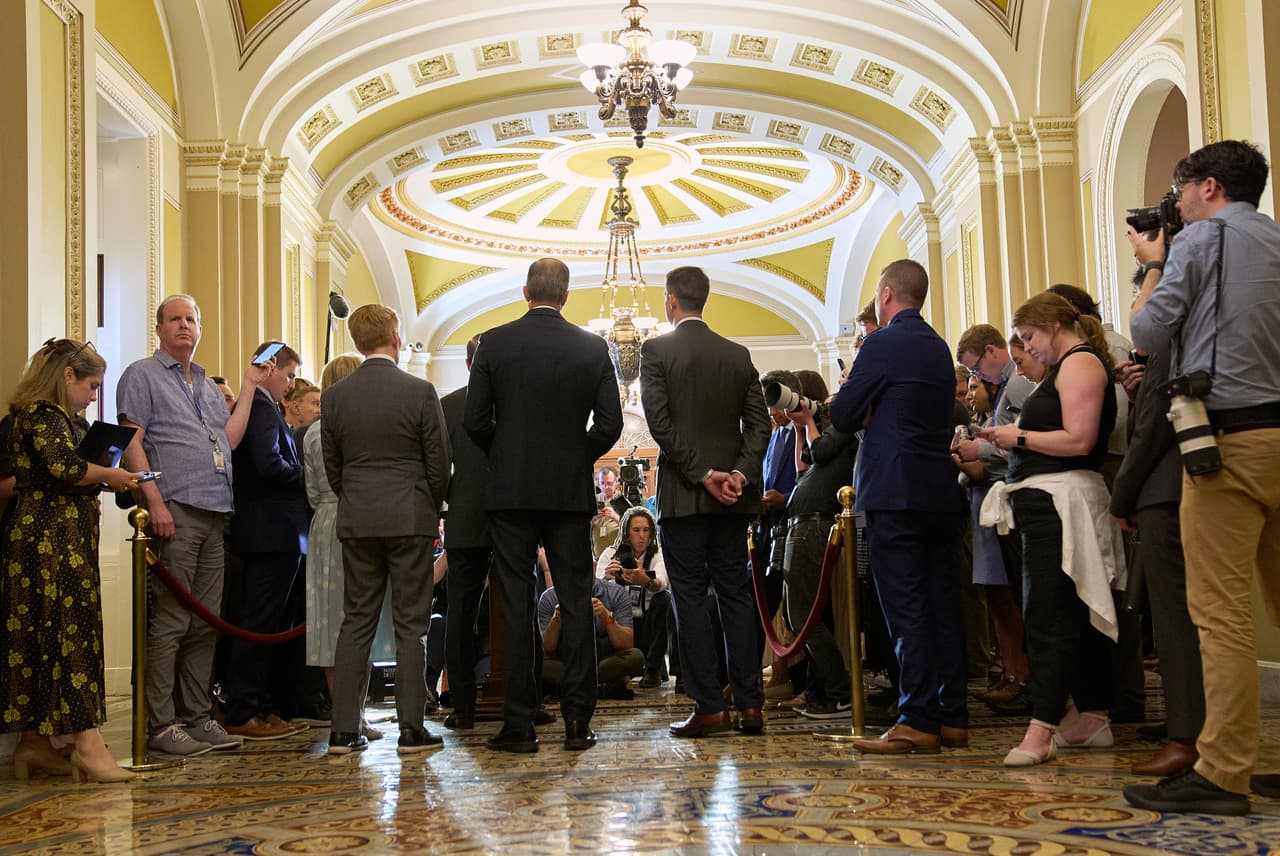 El líder de la mayoría en el Senado, John Thune, republicano por Dakota del Sur, en el centro a la izquierda, habla con los periodistas junto con miembros del liderazgo republicano, el martes 24 de junio de 2025, en el Capitolio en Washington.