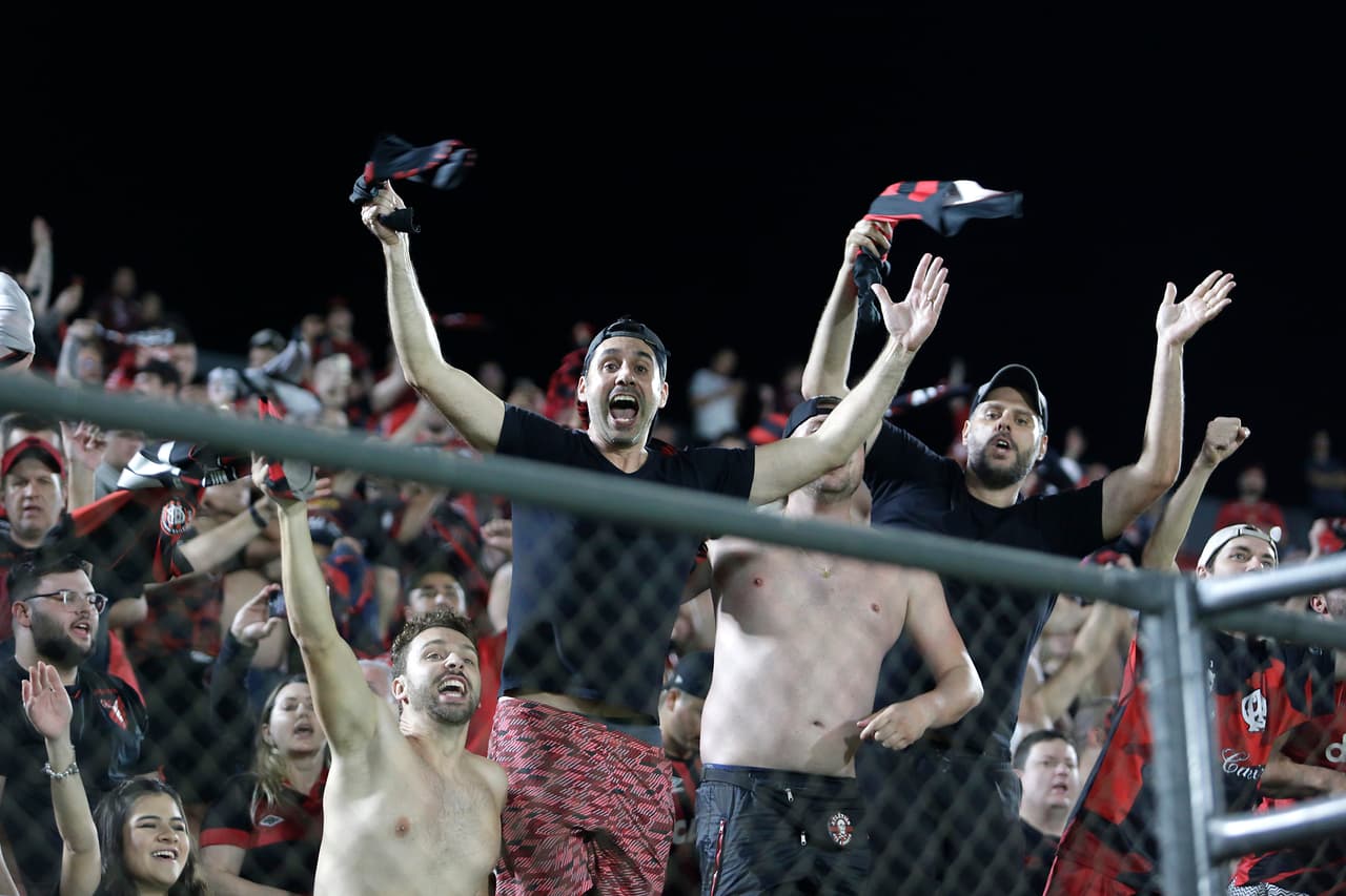 Libertad y Paranaense empataron 1-1, pero el club brasileño calificó a los Cuartos de Final por ganar 2-1 la ida de los Octavos de Final.