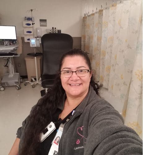 Ramona Moll, enfermera registrada en un hospital de Sacramento, California, está contagiada del covid-19, y desde el 18 de marzo permanece en aislamiento en su hogar.
