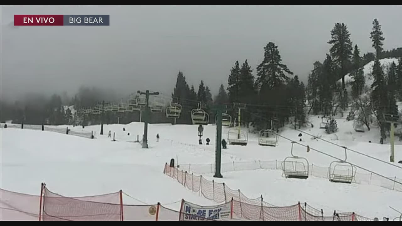 Los destrozos de las tormentas recientes han sido registrados de norte al sur de California. El sistema de tormentas cálido que llegó desde este lunes, amenaza con derretir la nieve acumulada en lo alto de las montañas.