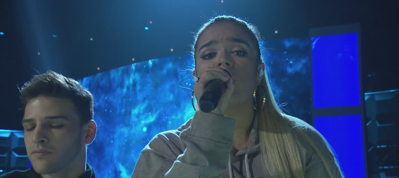 Además, también cantó 'A ella' en versión acústica, demostrando su potencia vocal.