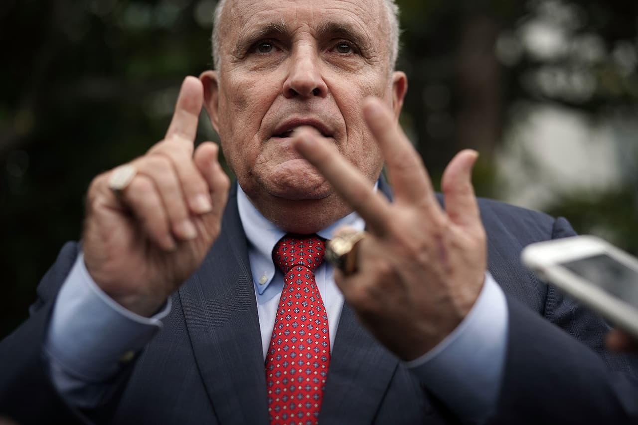 Semanas después de que Giuliani hiciera las afirmaciones falsas, el presidente del Senado del Estado de Nueva York solicitó que se le retire la licencia para ejercer la abogacía en el estado.